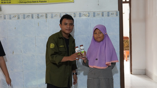 Professional Interest of Veterinary Holic, Faculty Of Veterinary Medicine Udayana University Has A Milk Distribution Event In The Form Of World Milk Day 2022